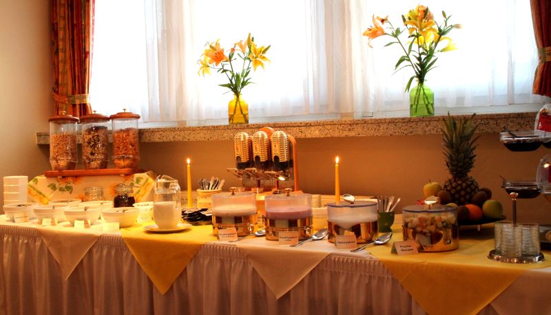 Buffet - City Hotel Deutsches Haus by Celine