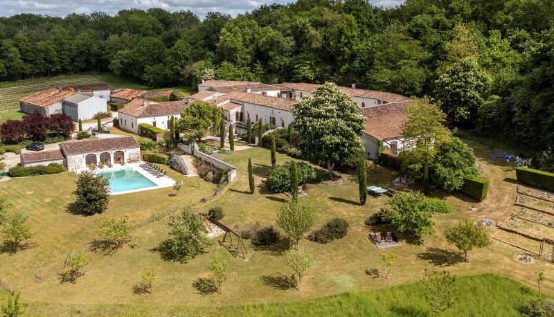 Area esterna dell'hotel - The Originals Relais Le Relais de Saint-Preuil