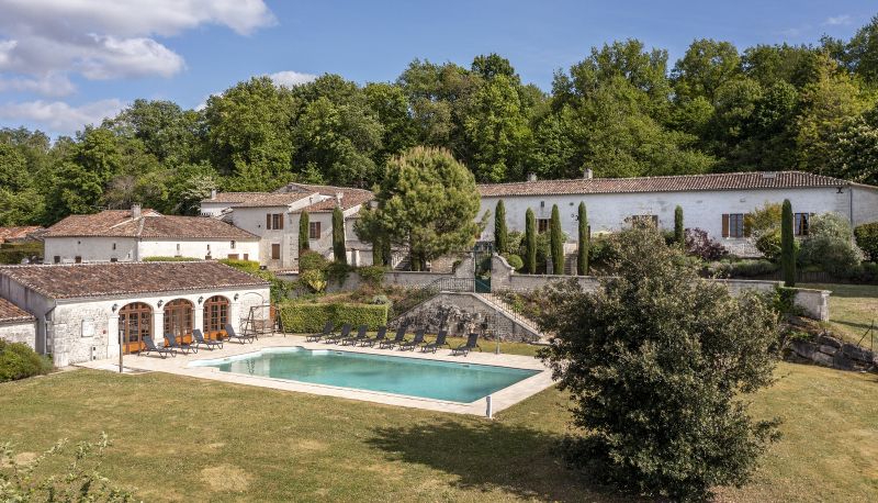 Area esterna dell'hotel - The Originals Relais Le Relais de Saint-Preuil