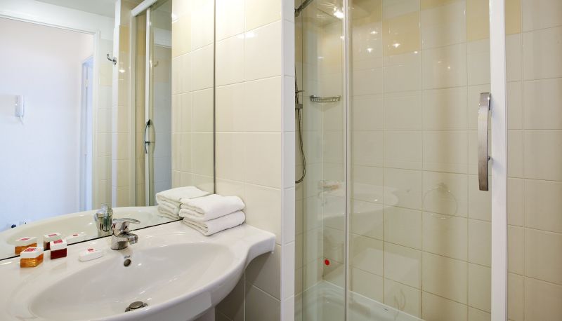Bathroom - Séjours & Affaires Paris-Nanterre