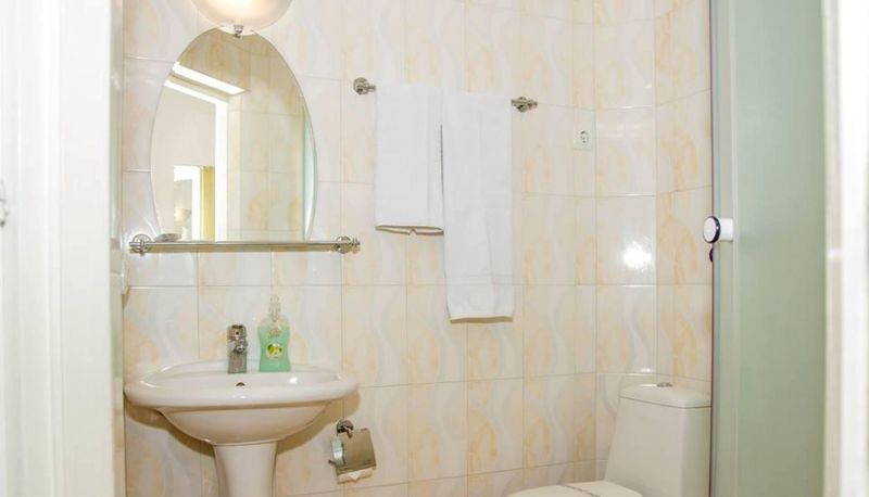 Bagno - Hotel Vila Iris near Airport