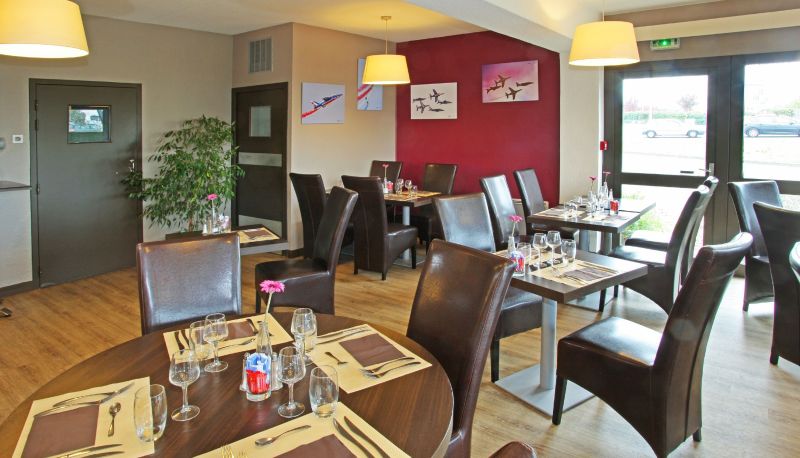 Sala de desayunos dentro del restaurante - Hotel inn design Poitiers sud