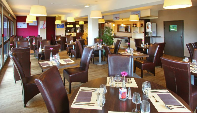 Sala de desayunos dentro del restaurante - Hotel inn design Poitiers sud