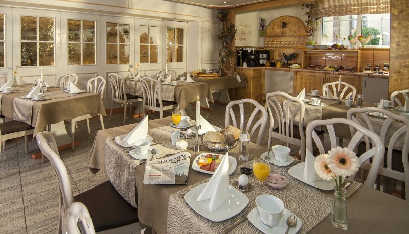 Sala de desayunos dentro del restaurante - Landgasthof Krug Familie Braun