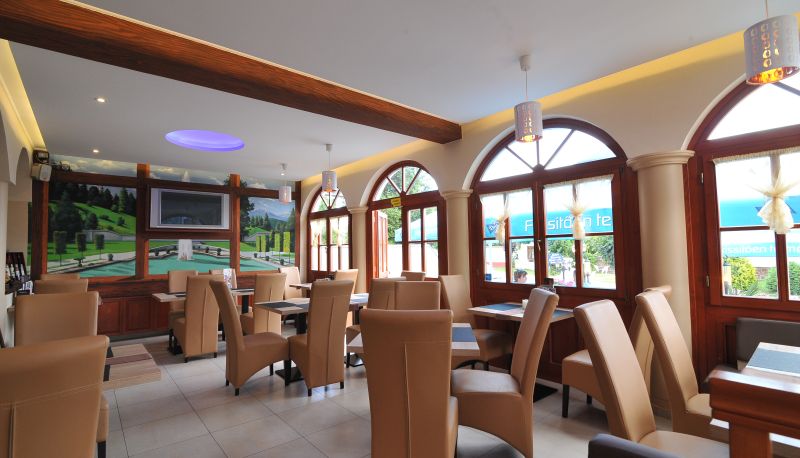 Frühstücksraum innerhalb des Restaurants - Bayerisch Pension Restaurant-Bük