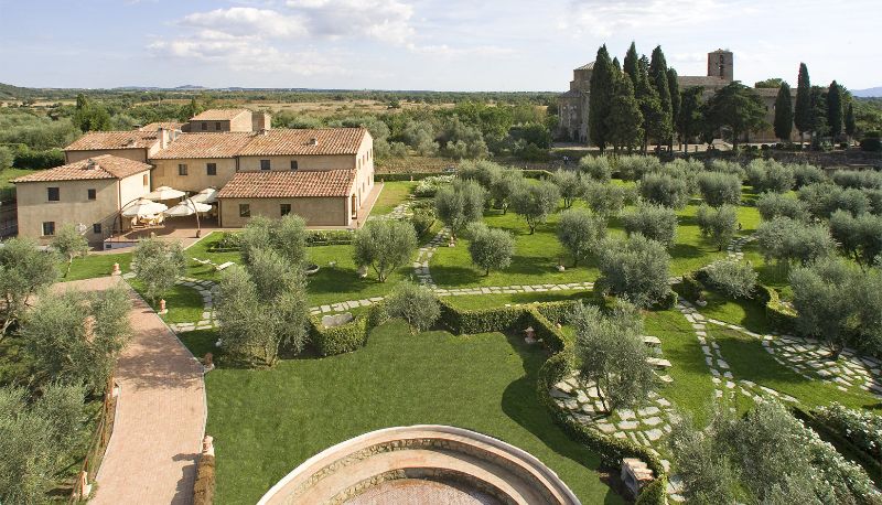 Buitenruimte van het hotel - Sovana Hotel & Resort