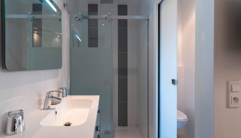 Bathroom - Makom Pereire