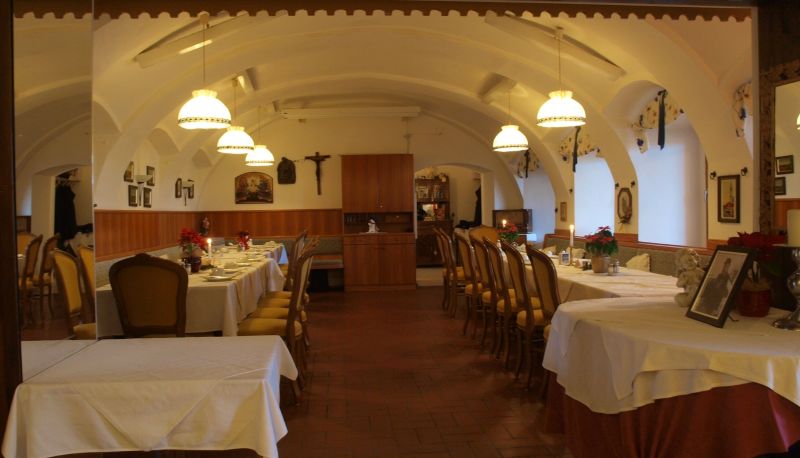 Sala de desayunos dentro del restaurante - Gasthof Pension Dorfner