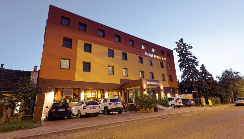 Zona exterior del hotel - Hotel Max Inn
