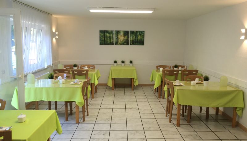 Salle de petit-déjeuner dans le restaurant - Oelberg budget
