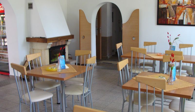 Sala śniadaniowa w restauracji - Bike Hostel&Camp