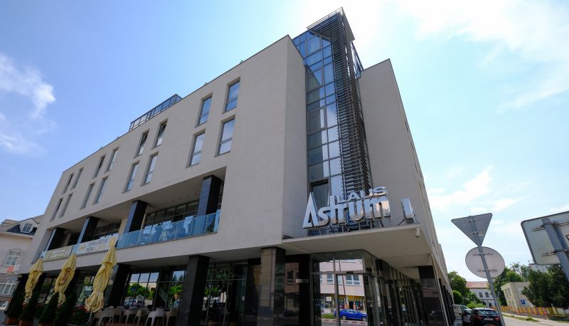 Buitenruimte van het hotel - Astrum Laus