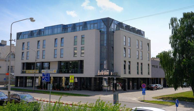 Buitenruimte van het hotel - Astrum Laus
