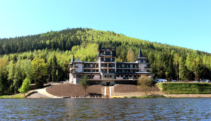 Zewnętrzna część hotelu - Retro Riverside Wellness Resort