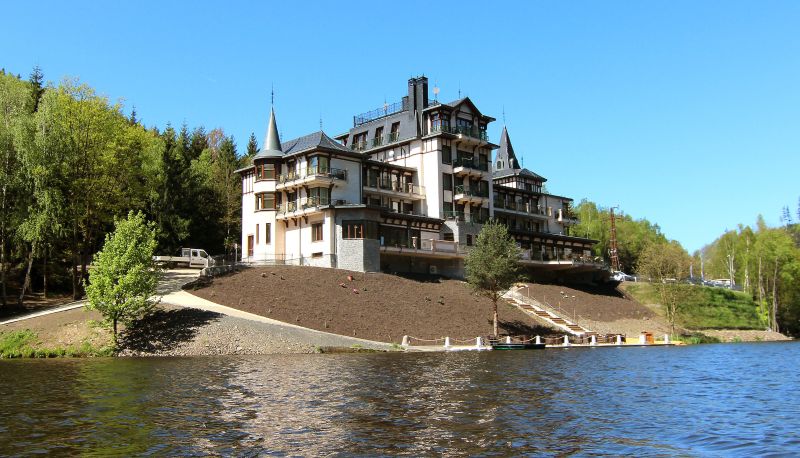 Zewnętrzna część hotelu - Retro Riverside Wellness Resort