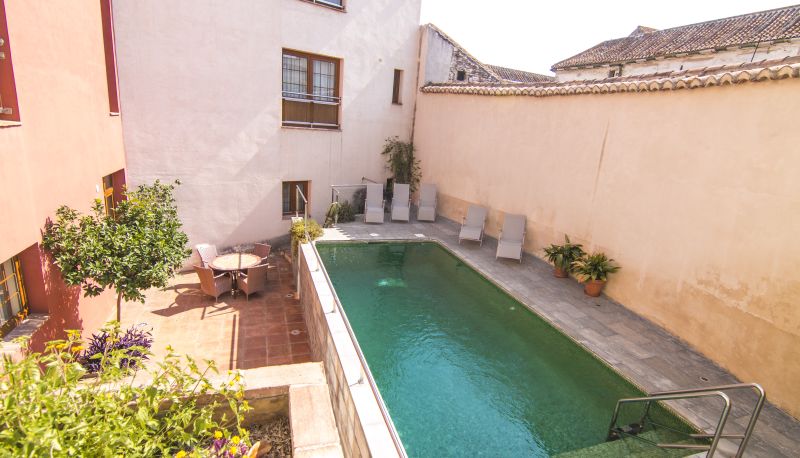 Basen - La Casa de las Titas
