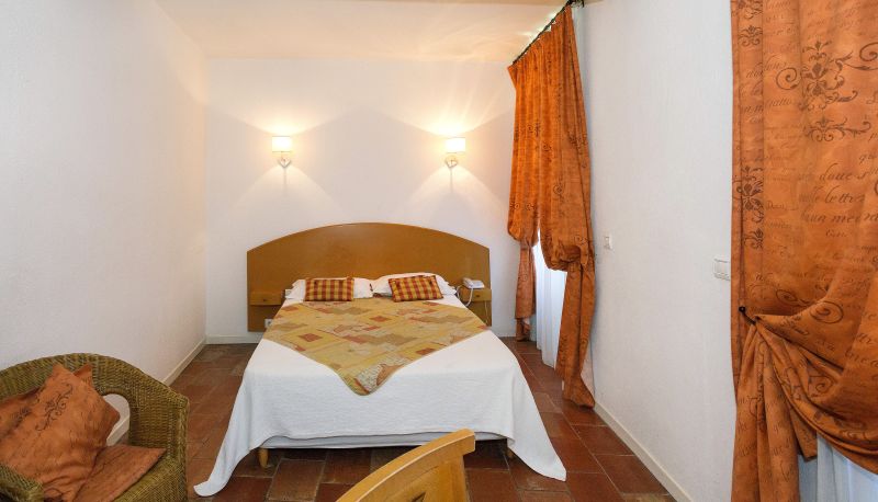 Chambre standard (double) - Hotel Du Midi Logis