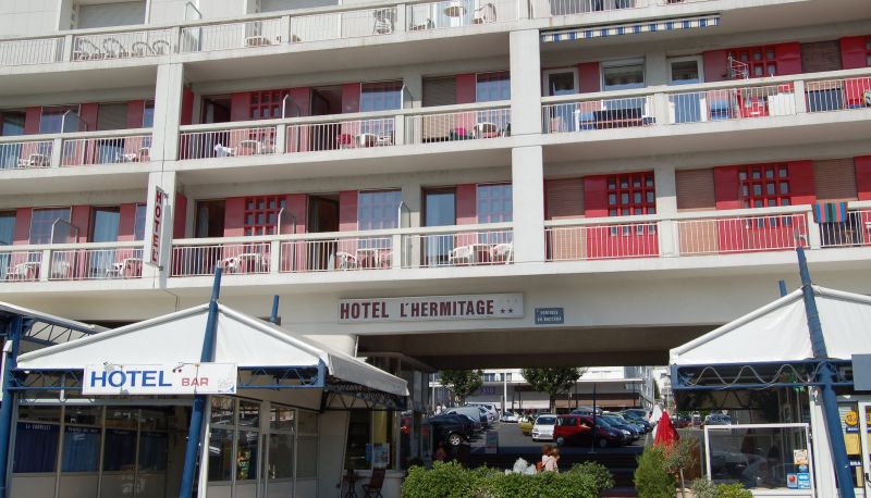 Zewnętrzna część hotelu - Brit Hotel Hermitage