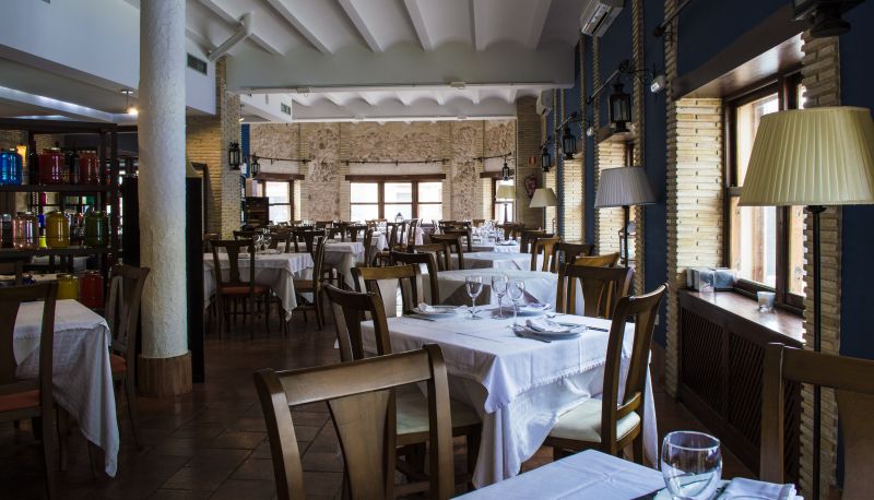 Salle de petit-déjeuner dans le restaurant - Hotel Setos