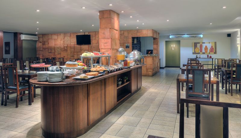 Sala prima colazione all'interno del ristorante - Deville Express Cascavel