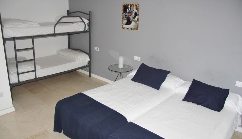 Vierbettzimmer - No Limit Hostel Central