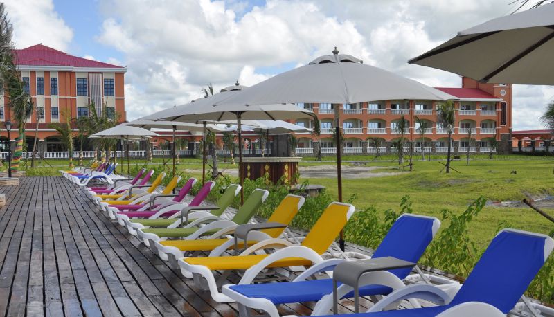 Piscina - Golden Peacock Resort Hotel