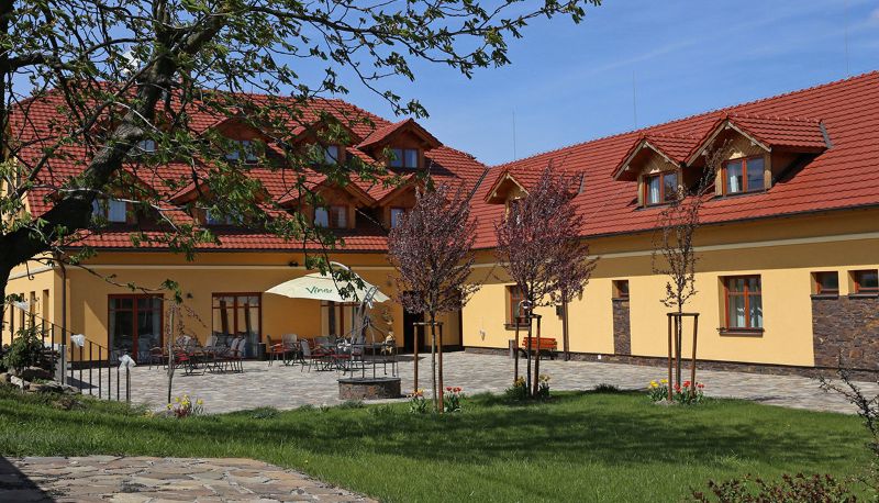 Buitenruimte van het hotel - Hotel a restaurace Palfrig
