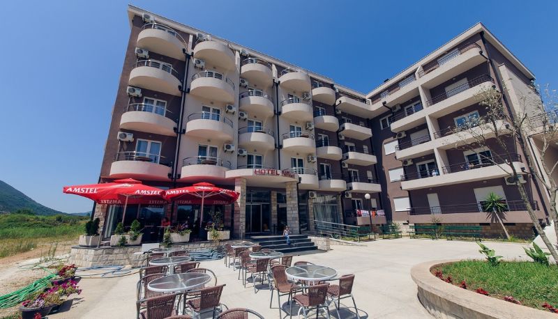 Buitenruimte van het hotel - Hotel Novi