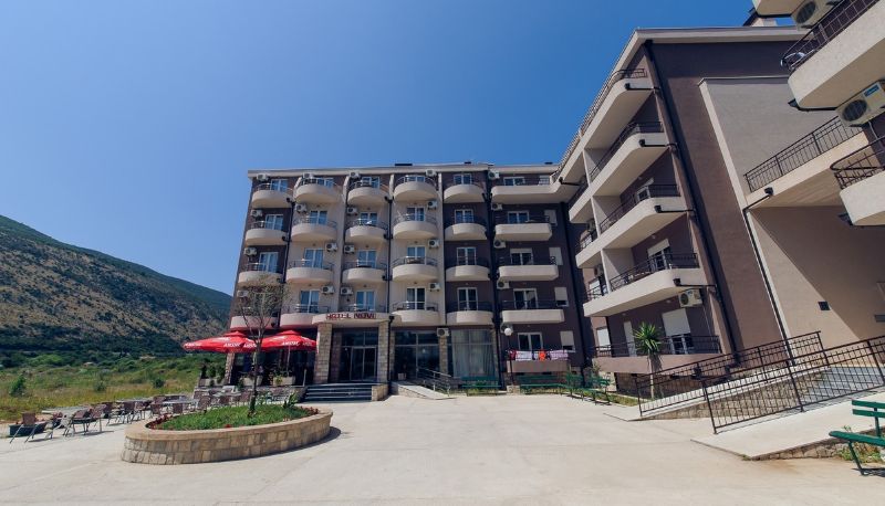 Buitenruimte van het hotel - Hotel Novi