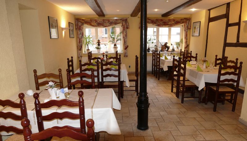 Salle de petit-déjeuner dans le restaurant - Altstadthotel Ilsenburg