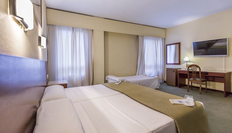 Triple room - HOTEL MACIA SEVILLA KUBB