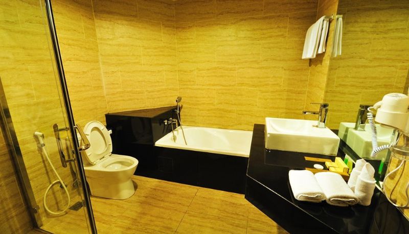 Cuarto de baño - Hermes Palace Hotel Medan - Managed by Bencoolen