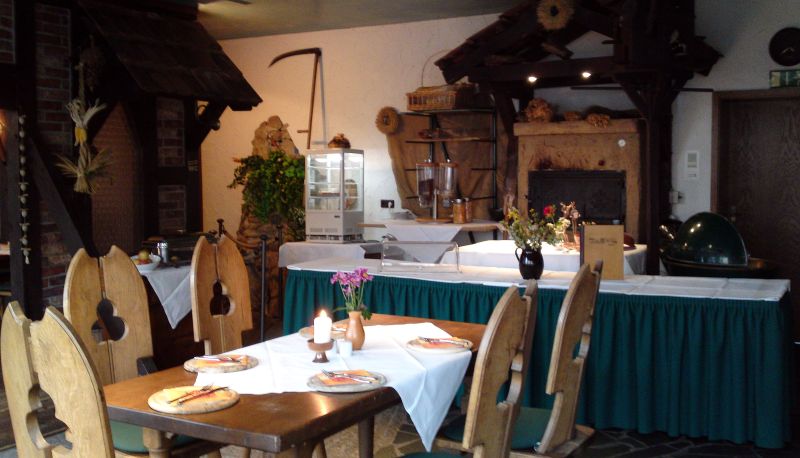 Sala de desayunos dentro del restaurante - Burghotel