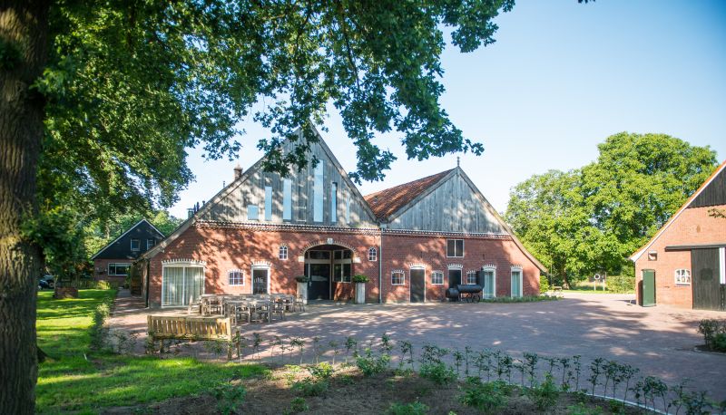 Buitenruimte van het hotel - Erfgoed Bossem