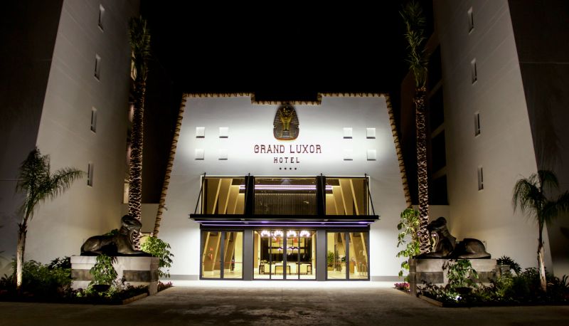 Area esterna dell'hotel - Grand Luxor Hotel Includes Terra Mítica® Theme Park Tickets
