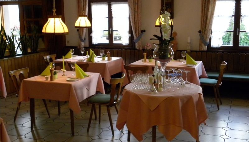 Sala de desayunos dentro del restaurante - Adler Gasthaus