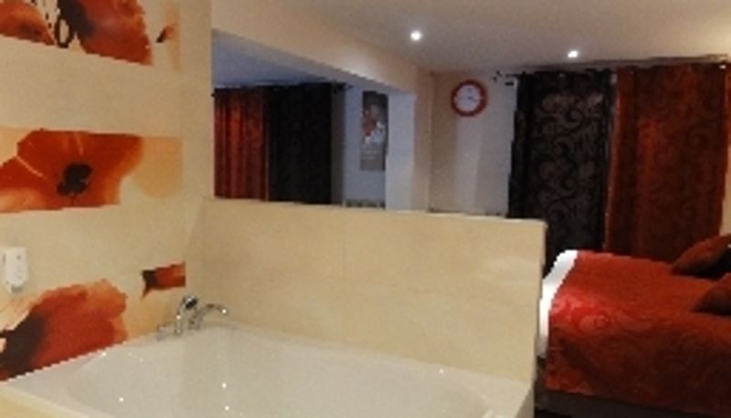 Badkamer - The Originals Relais Hôtel Restaurant Les Coquelicots
