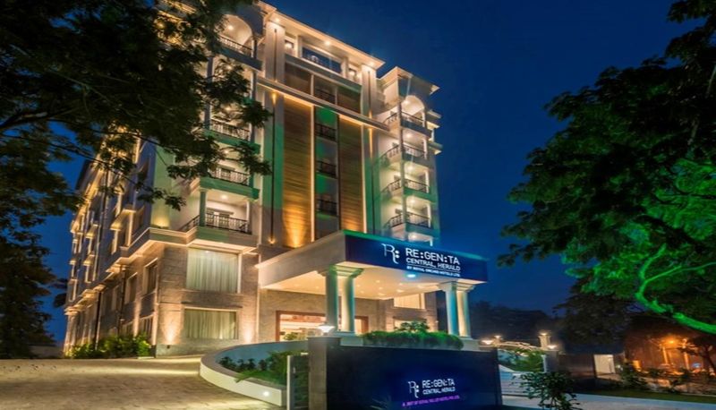 Zewnętrzna część hotelu - Regenta Central Herald