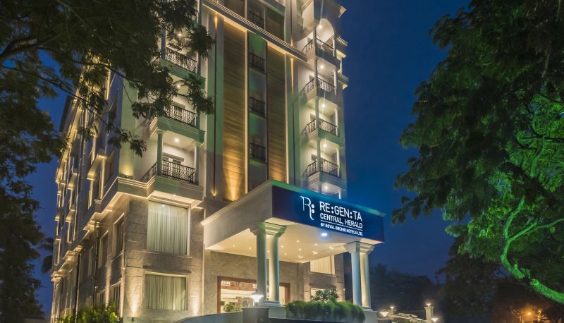 Zewnętrzna część hotelu - Regenta Central Herald