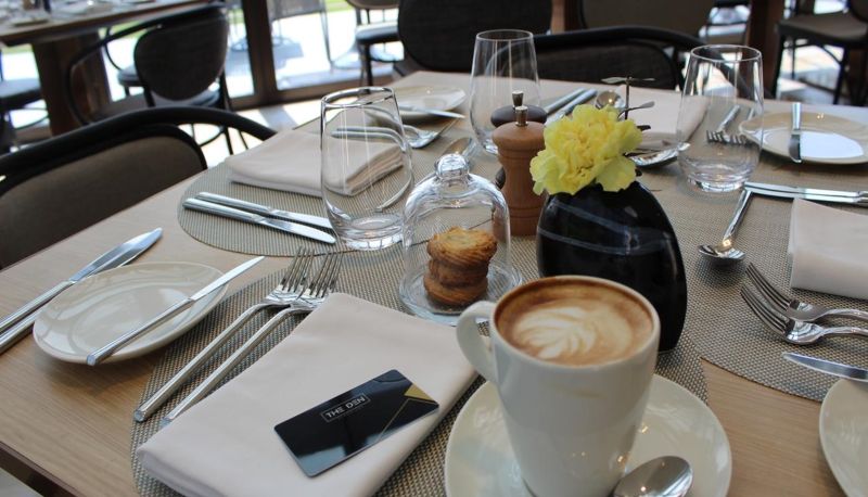 Restauracja - The Den Bengaluru LXR Hotels and Resorts