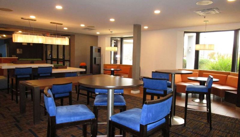 Restaurant - Country Inn & Suites by Radisson Columbus-Edinburgh