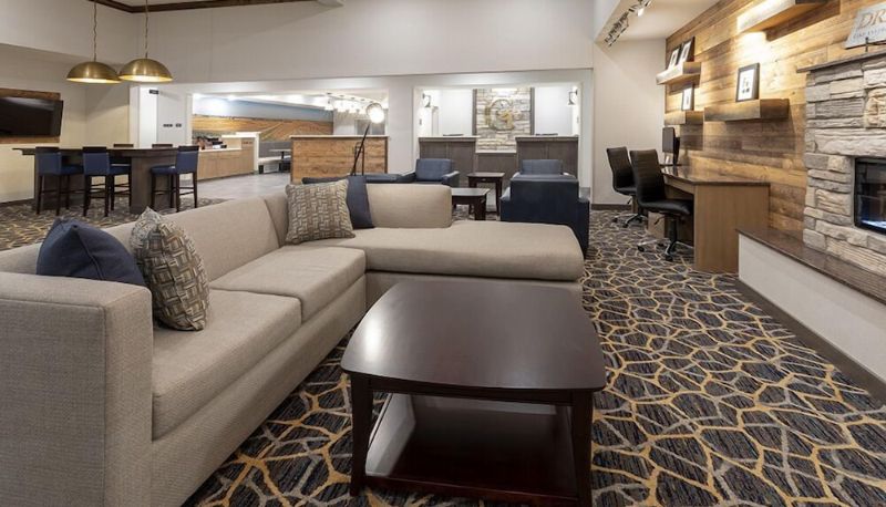 Hall - GrandStay Hotel & Suites Milbank