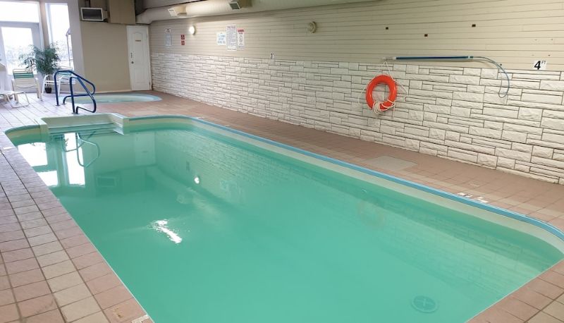 Basen - RIVERLAND INN AND SUITES