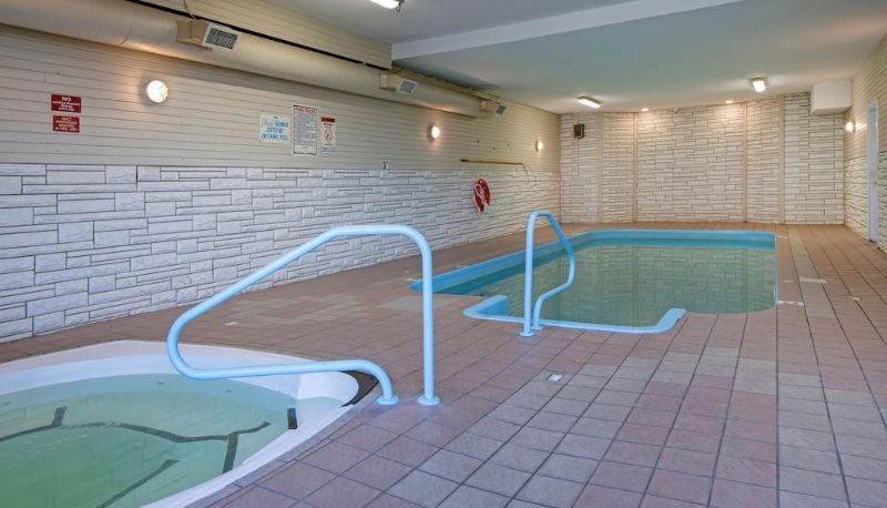Basen - RIVERLAND INN AND SUITES
