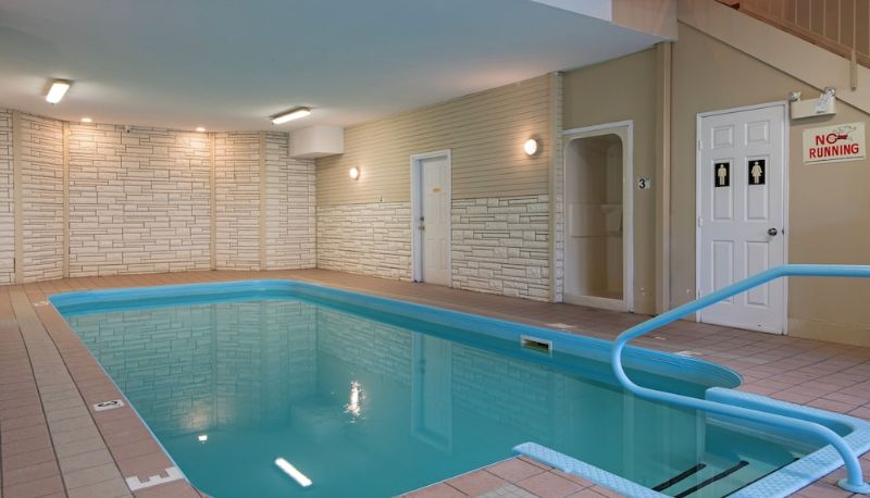 Basen - RIVERLAND INN AND SUITES