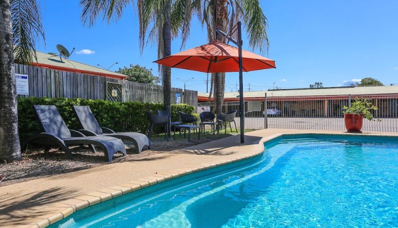 Pool - Clermont Country Motor Inn