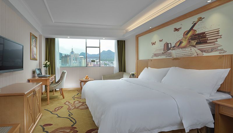 Zimmer - Vienna Classic Hotel(Guangdong Qingyuan Lianzhou Mansion Hotel) Lianzhou building, Qingyuan