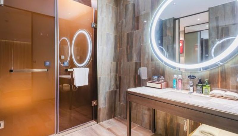 Zimmer - Mid-Level Hotel