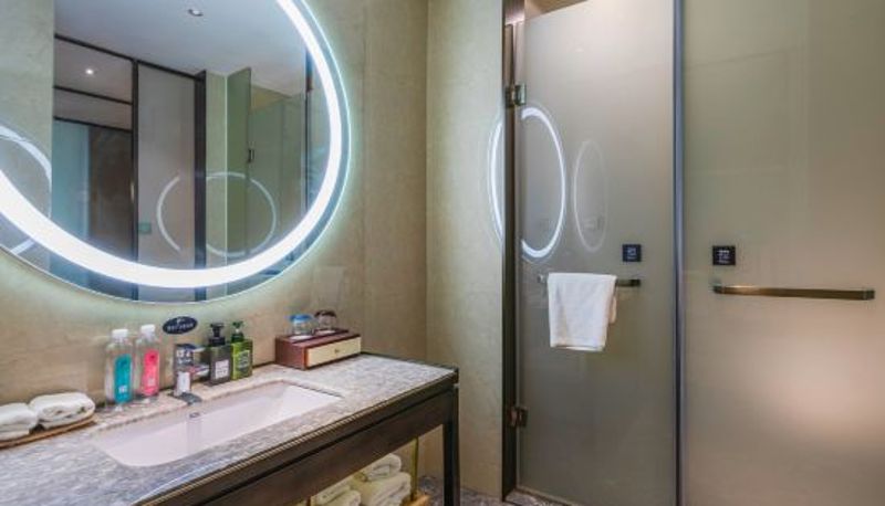 Zimmer - Mid-Level Hotel
