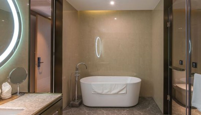 Zimmer - Mid-Level Hotel